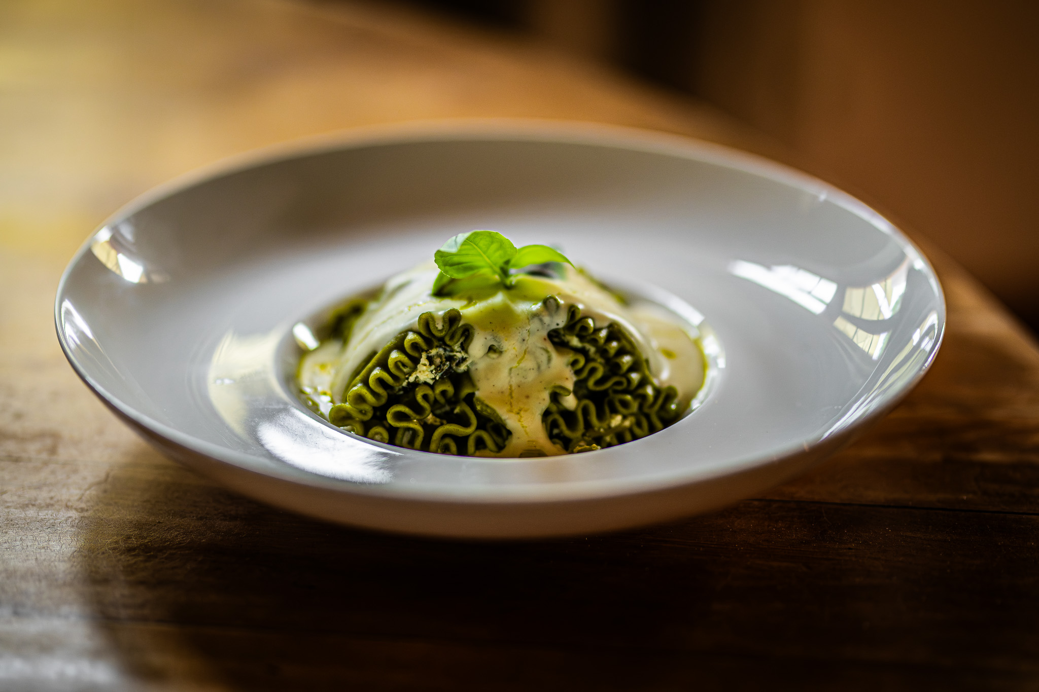 Grüne Pasta mit cremiger Sauce und frischen Kräutern