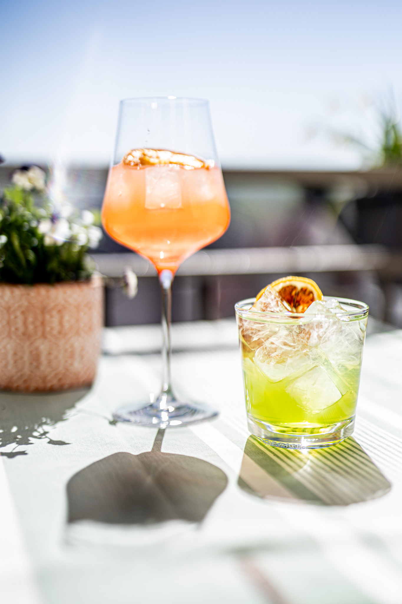 Zwei sommerliche Aperitifs auf der Terrasse