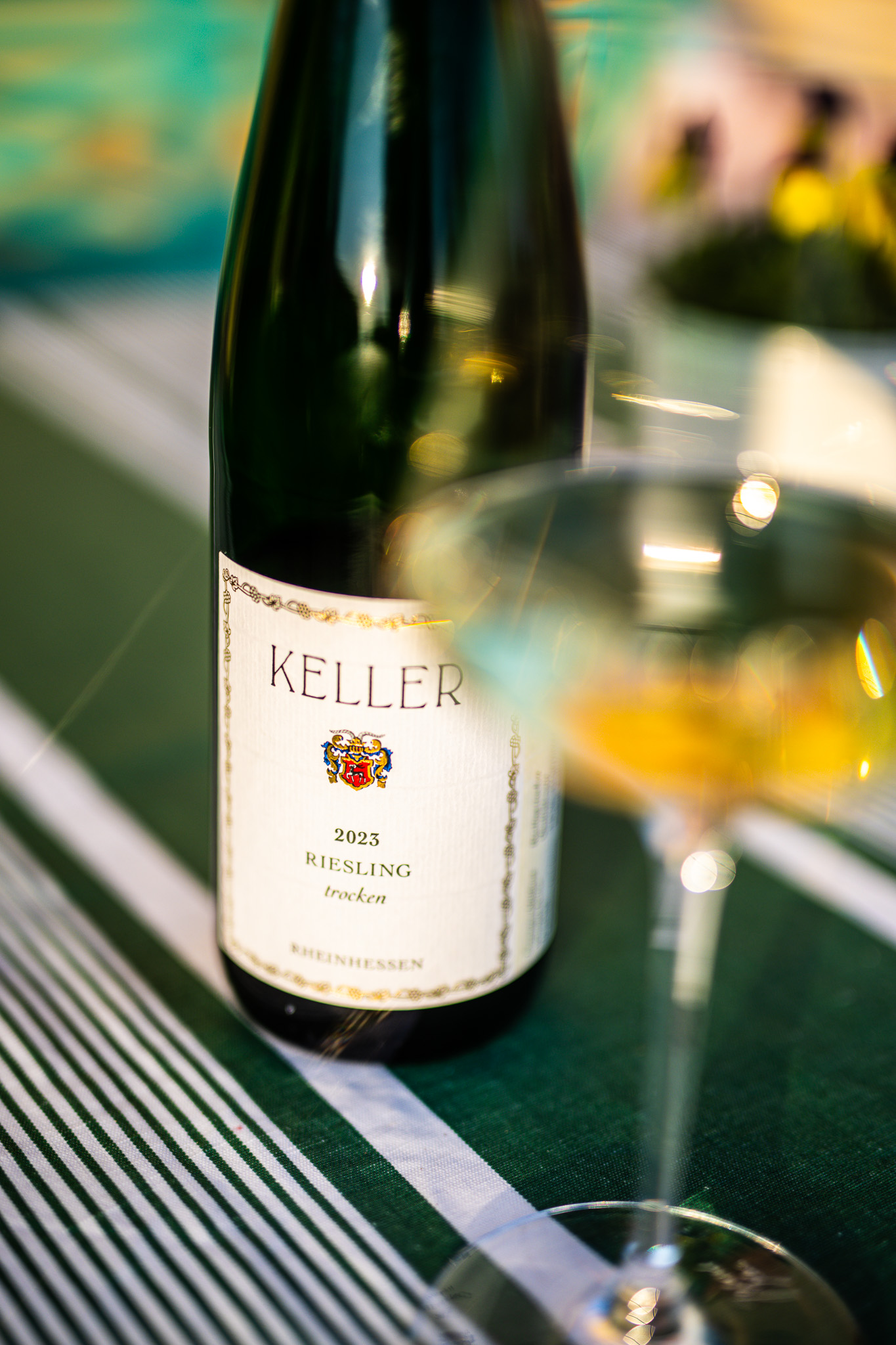 Riesling vom Weingut Keller mit Weingläsern im Gasthaus Kollektur